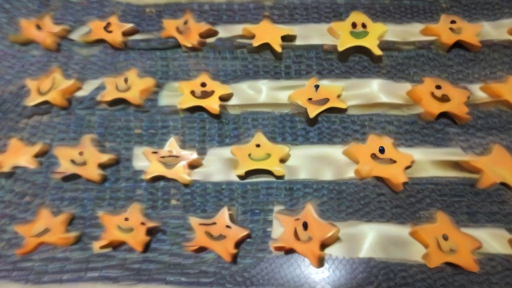 다양한 종류의 한국식 점심 메뉴가 테이블 위에 보기 좋게 차려져 있는 모습