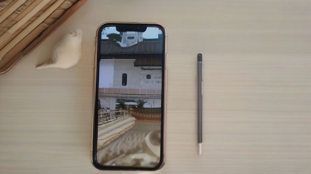 영화 '메가 스톰'의 주인공들이 거대한 폭풍 속에서 비행기를 조종하는 장면