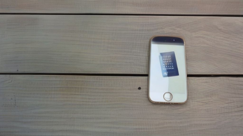 작업용 책상 위에 놓인 다양한 가격대의 노트북 박스들, 일부는 할인 스티커 부착